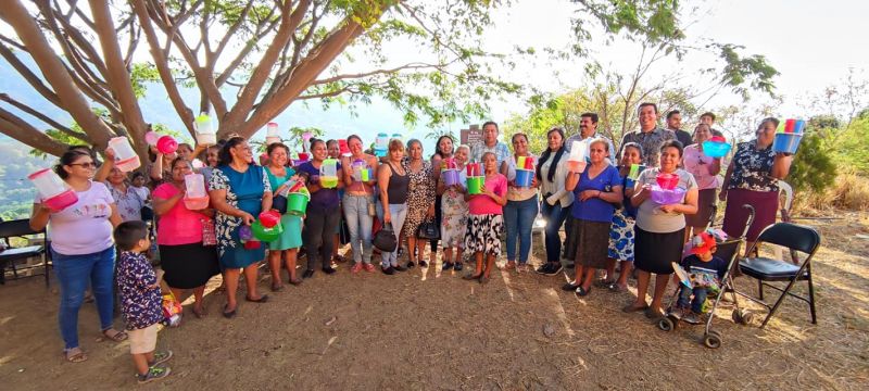 Festejamos a las madres y a los niños de Los Encinos.