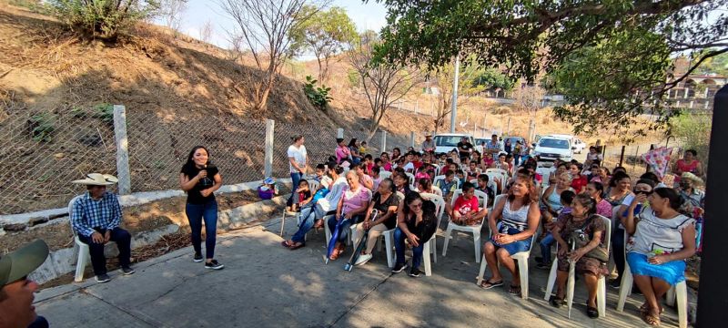 Entrega de regalos en El Sitio y Pueblo Nuevo.