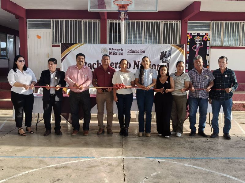 Corte del listón inaugural del Bachillerato Margarita Maza