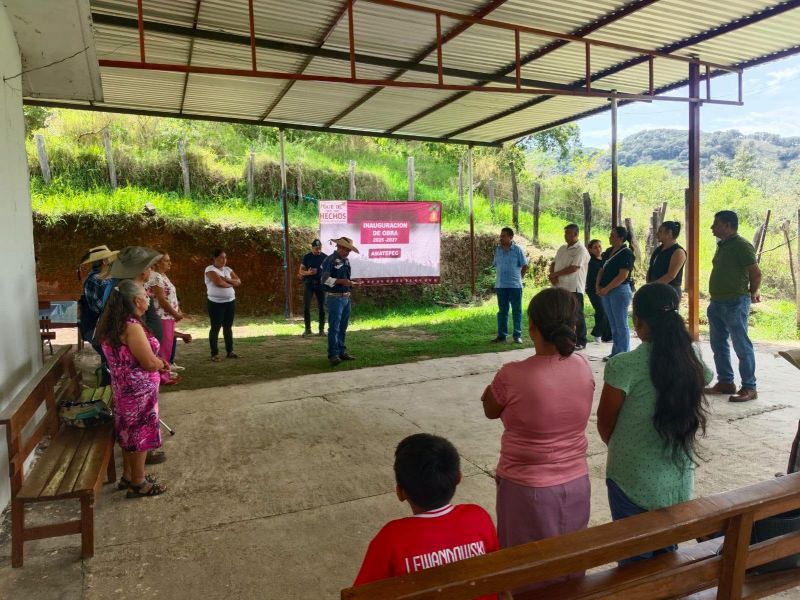 ENTREGA DE TECHUMBRE EN LA COMUNIDAD DE LA PAROTA.