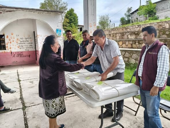 ENTREGA DE CUBIERTAS PLÁSTICAS A LA ASOCIACIÓN DE PRODUCTORES DE ORQUÍDEAS